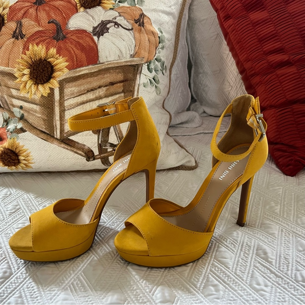 Never used. GIANNI BINI AUSTINNE SUEDE PLATFORM DRESS SANDALS - Picture 5 of 12